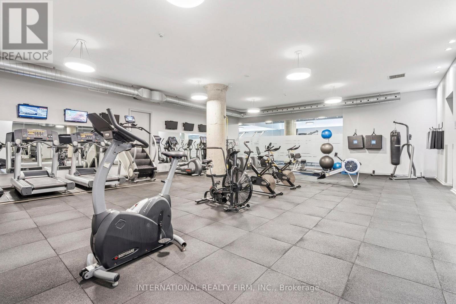 303 - 637 Lake Shore Boulevard W, Toronto, ON - Indoor Photo Showing Gym Room