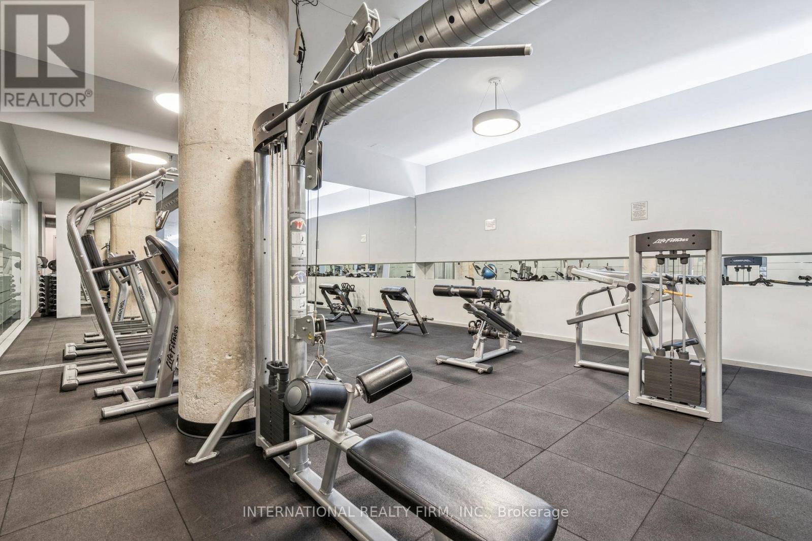 303 - 637 Lake Shore Boulevard W, Toronto, ON - Indoor Photo Showing Gym Room