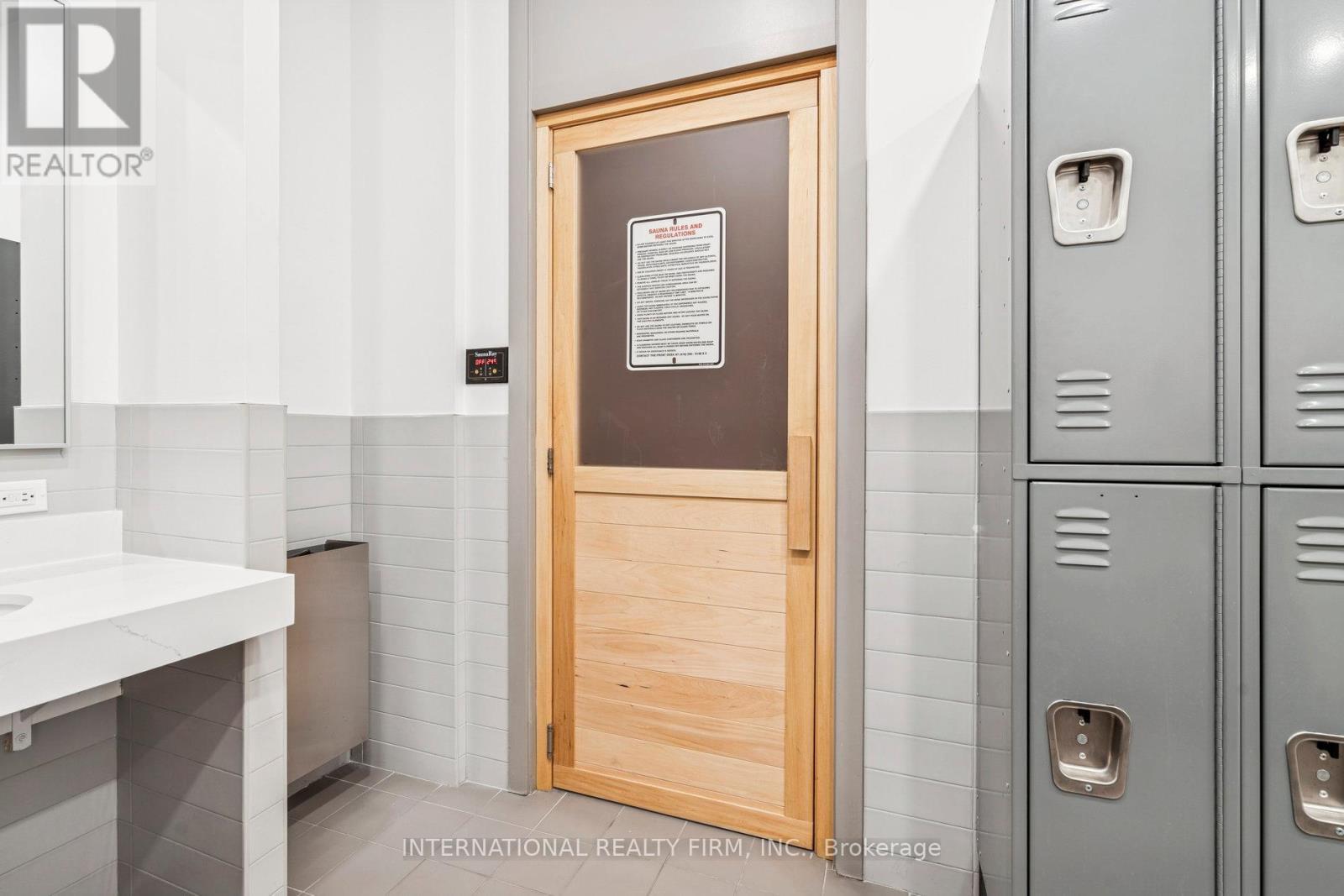 303 - 637 Lake Shore Boulevard W, Toronto, ON - Indoor