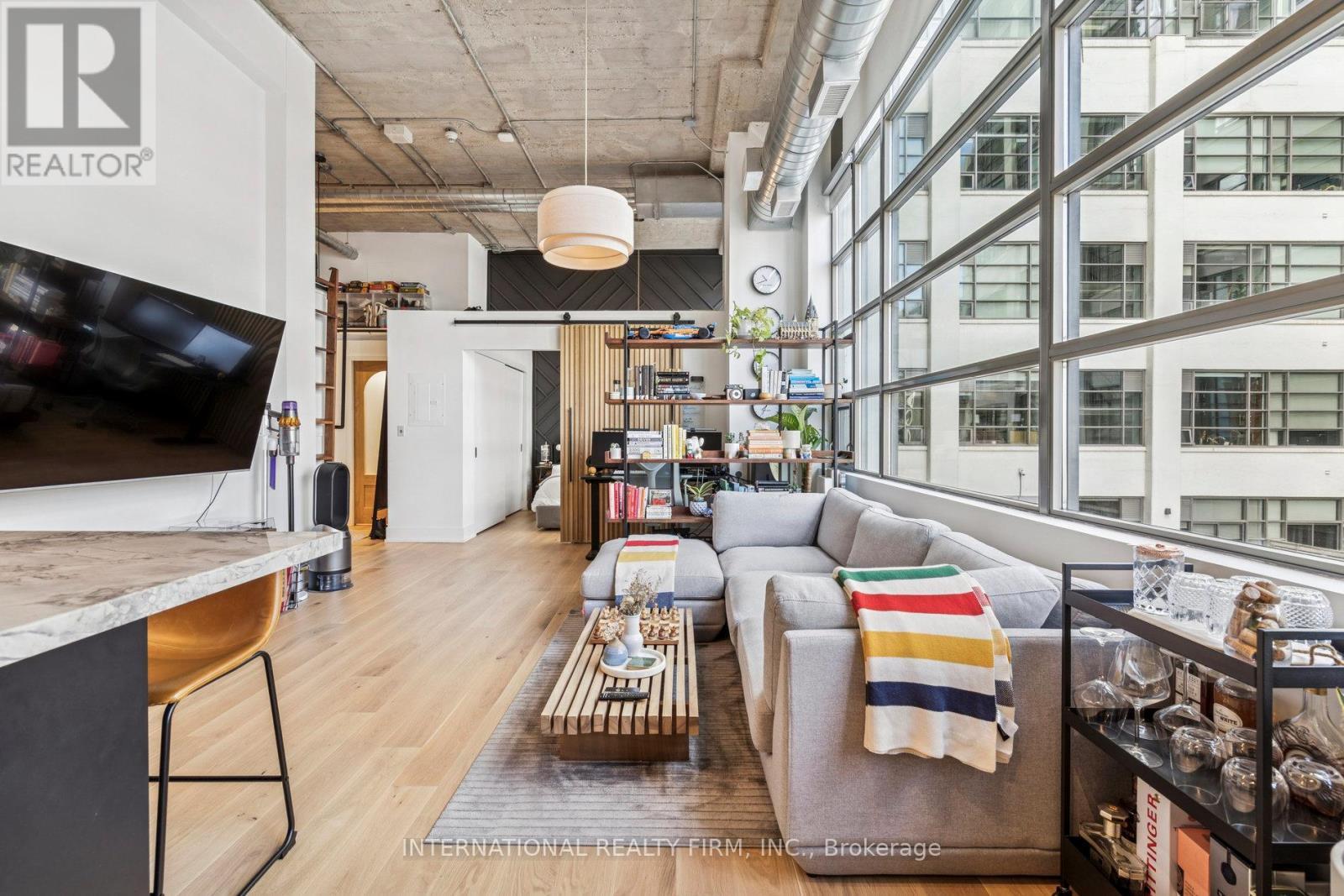 303 - 637 Lake Shore Boulevard W, Toronto, ON - Indoor