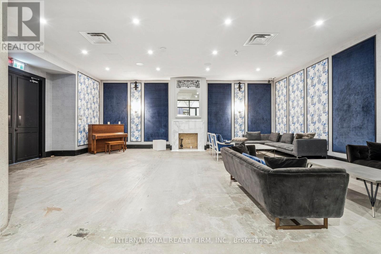 303 - 637 Lake Shore Boulevard W, Toronto, ON - Indoor