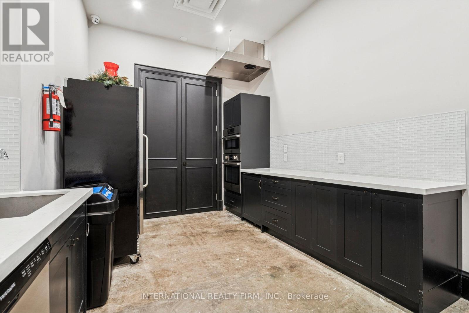 303 - 637 Lake Shore Boulevard W, Toronto, ON - Indoor Photo Showing Kitchen