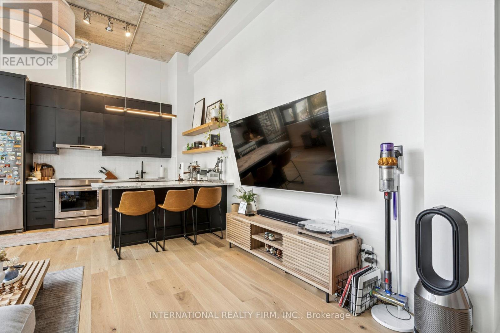 303 - 637 Lake Shore Boulevard W, Toronto, ON - Indoor Photo Showing Kitchen