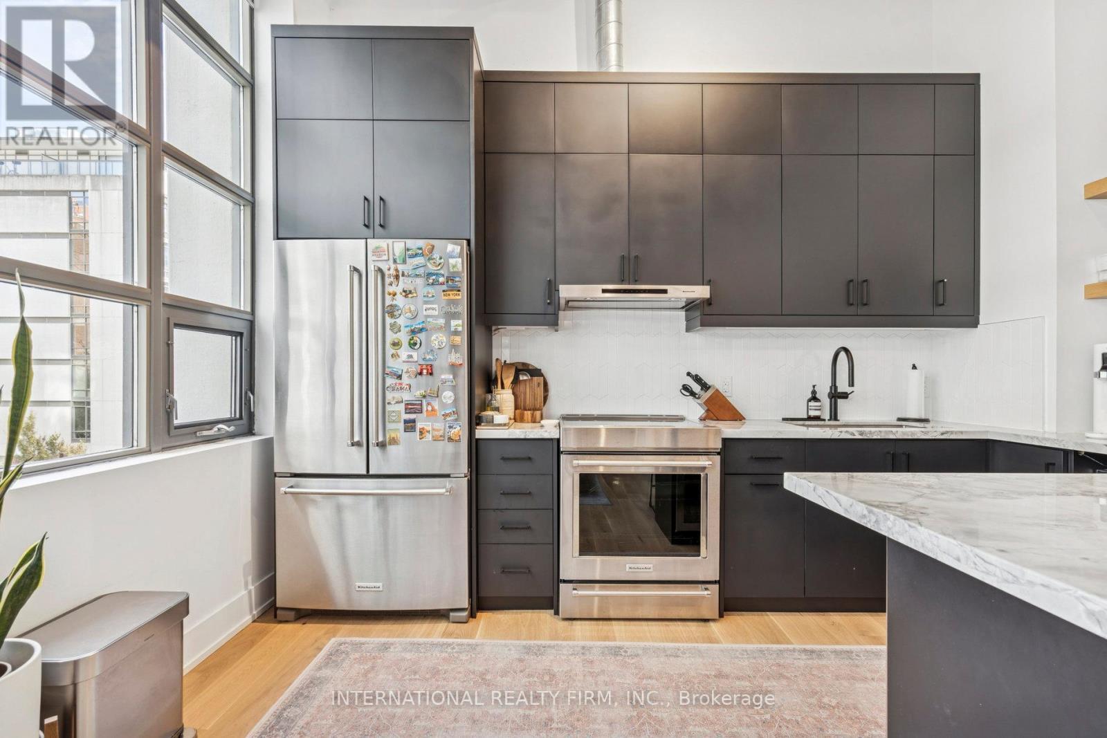 303 - 637 Lake Shore Boulevard W, Toronto, ON - Indoor Photo Showing Kitchen With Upgraded Kitchen