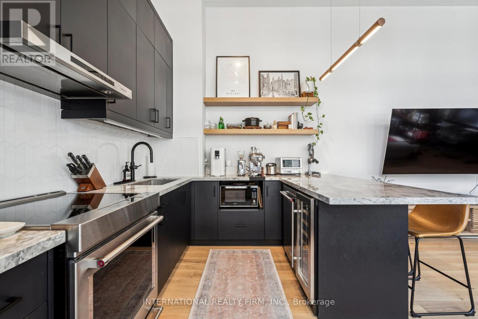 303 - 637 Lake Shore Boulevard W, Toronto, ON - Indoor Photo Showing Kitchen With Upgraded Kitchen