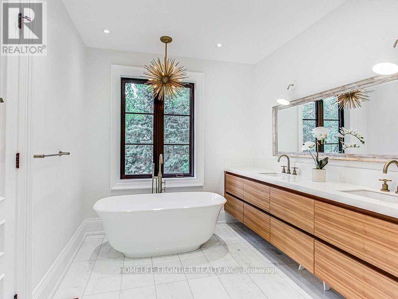 20 Arrowstook Road, Toronto, ON - Indoor Photo Showing Bathroom