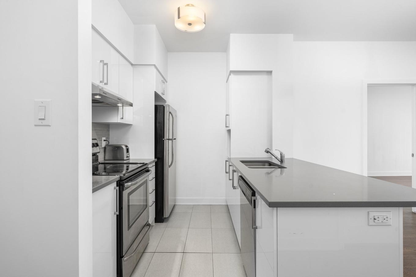 Cuisine - 101-181 Av. Brock S., Montréal-Ouest, QC - Indoor Photo Showing Kitchen With Double Sink