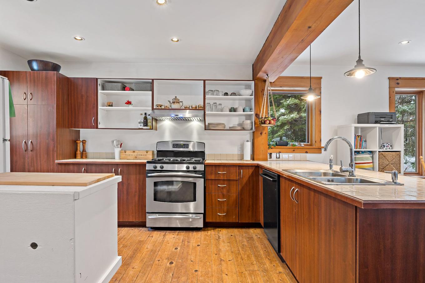 Kitchen - 104 Ch. Brière, Mont-Blanc, QC - Indoor Photo Showing Kitchen With Double Sink