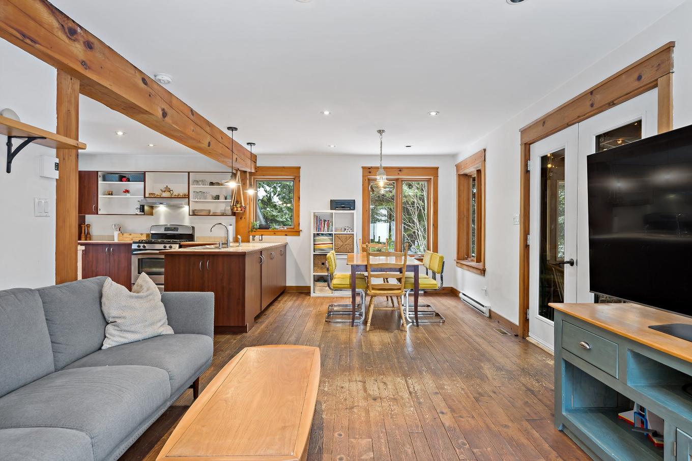 Living room - 104 Ch. Brière, Mont-Blanc, QC - Indoor Photo Showing Living Room