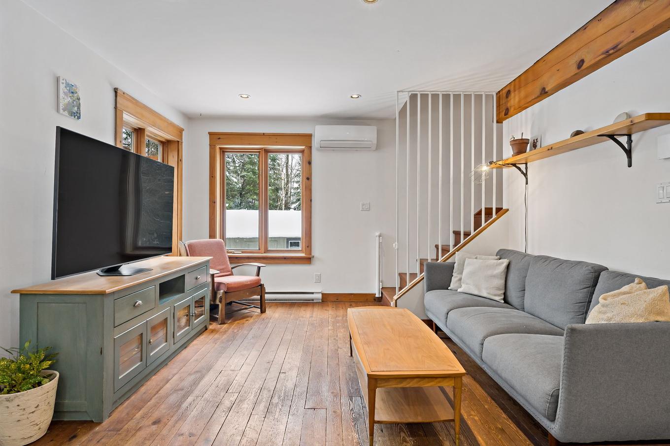 Living room - 104 Ch. Brière, Mont-Blanc, QC - Indoor Photo Showing Living Room