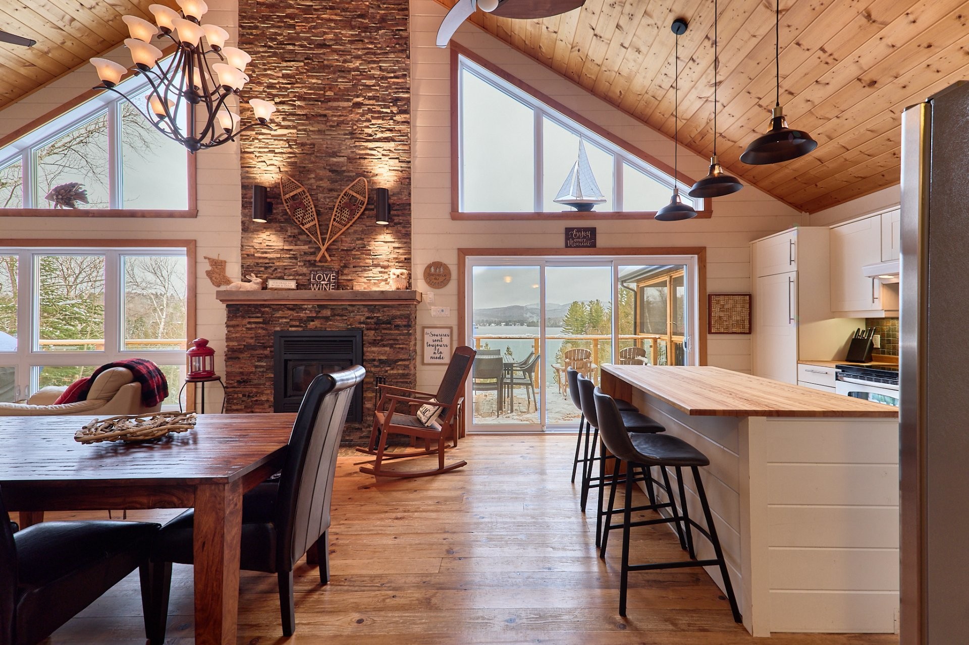 Overall view - 513 Rue Chartier, Entrelacs, QC - Indoor Photo Showing Dining Room With Fireplace