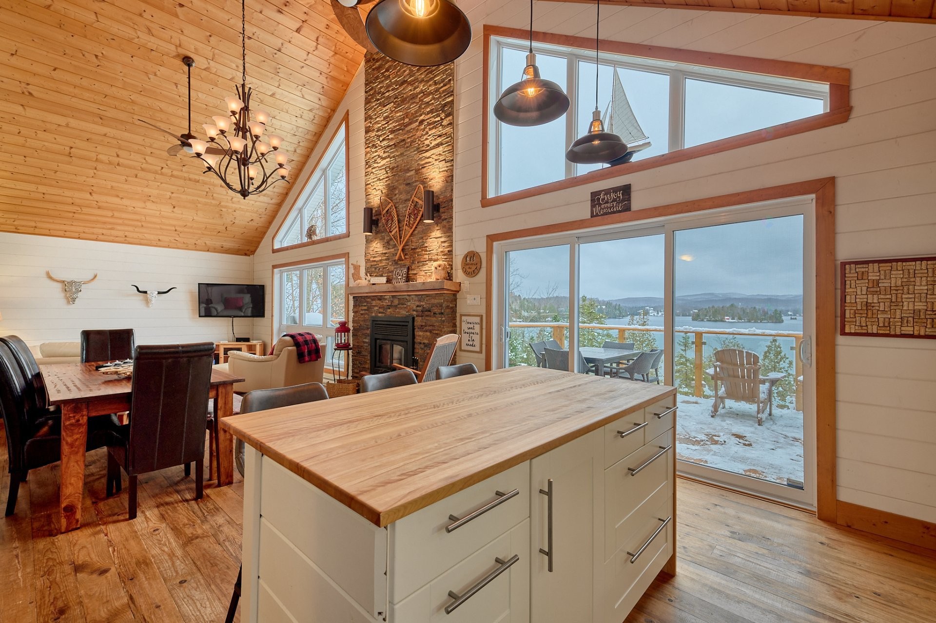 Overall view - 513 Rue Chartier, Entrelacs, QC - Indoor With Fireplace