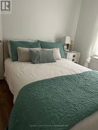 Double bedroom with closet. -