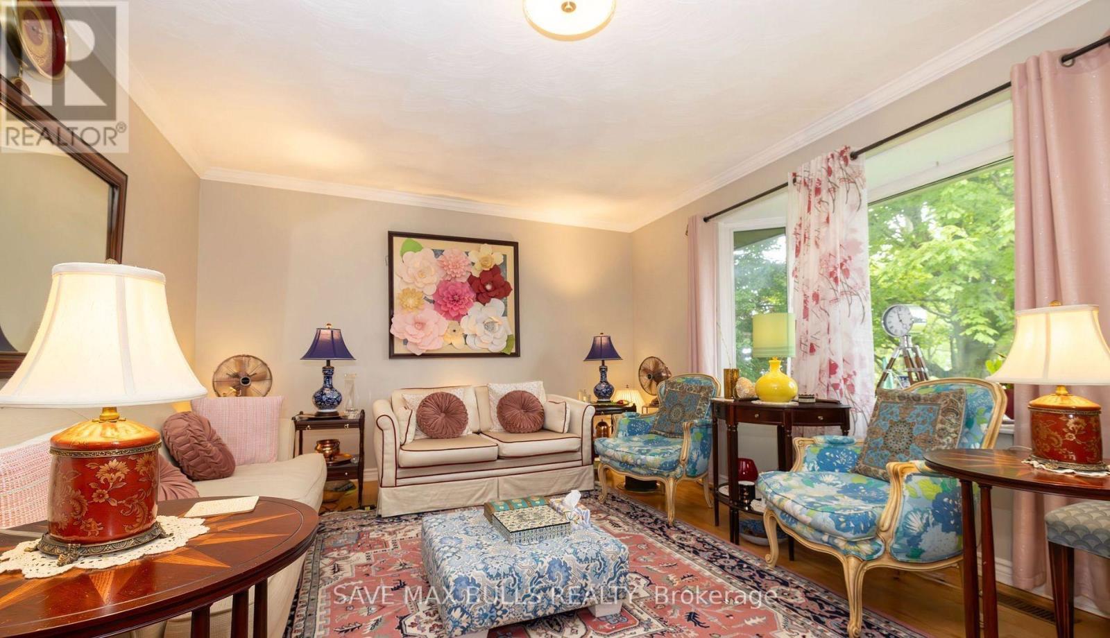 Upper - 371 Meadowbrook Drive, Milton, ON - Indoor Photo Showing Living Room