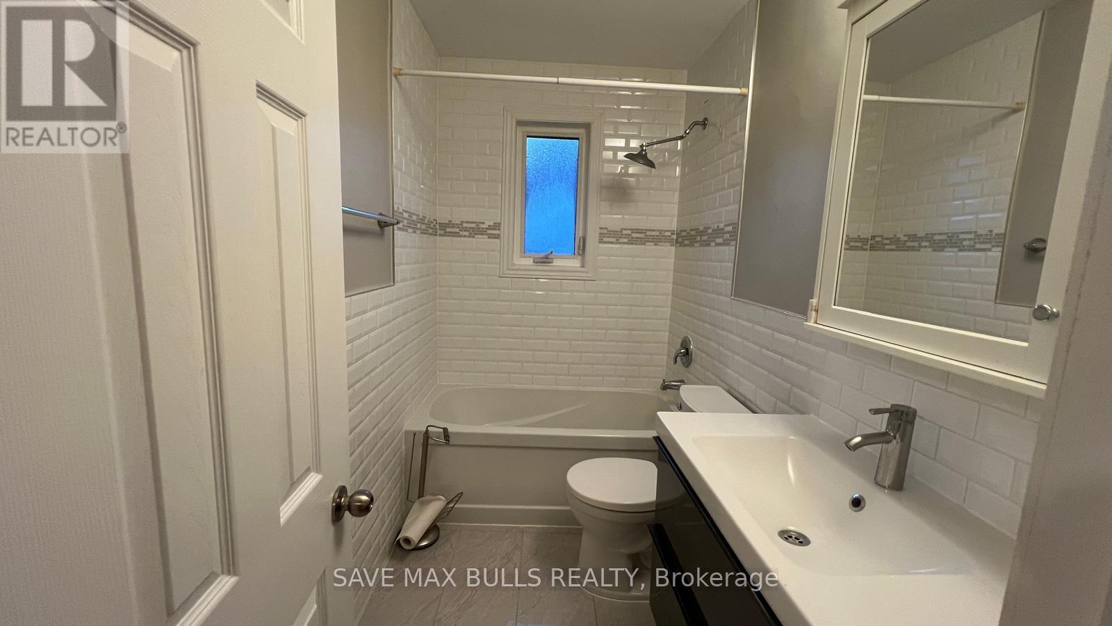 Upper - 371 Meadowbrook Drive, Milton, ON - Indoor Photo Showing Bathroom