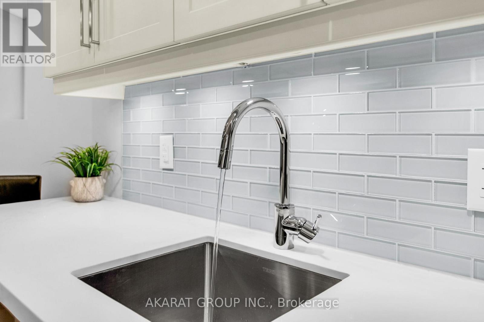 Basement Apt - 5463 Fudge Terrace, Mississauga, ON - Indoor Photo Showing Kitchen