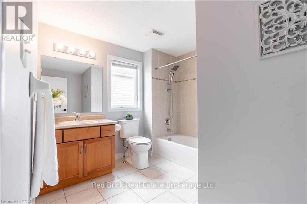 24 - 20 Shackleton Drive, Guelph (Grange Road), ON - Indoor Photo Showing Bathroom