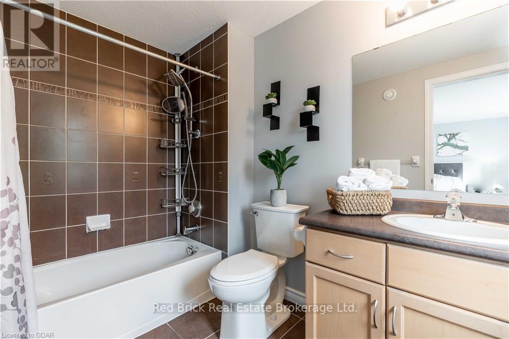 24 - 20 Shackleton Drive, Guelph (Grange Road), ON - Indoor Photo Showing Bathroom
