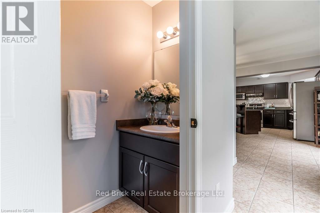 24 - 20 Shackleton Drive, Guelph (Grange Road), ON - Indoor Photo Showing Bathroom
