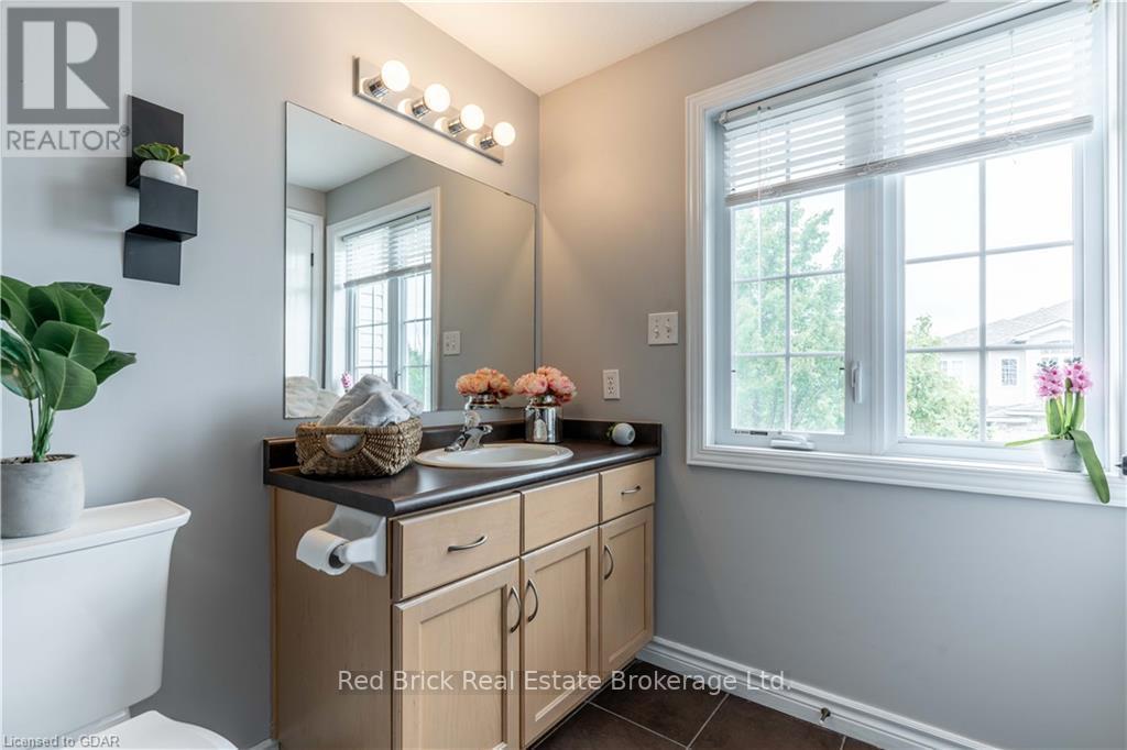 24 - 20 Shackleton Drive, Guelph (Grange Road), ON - Indoor Photo Showing Bathroom