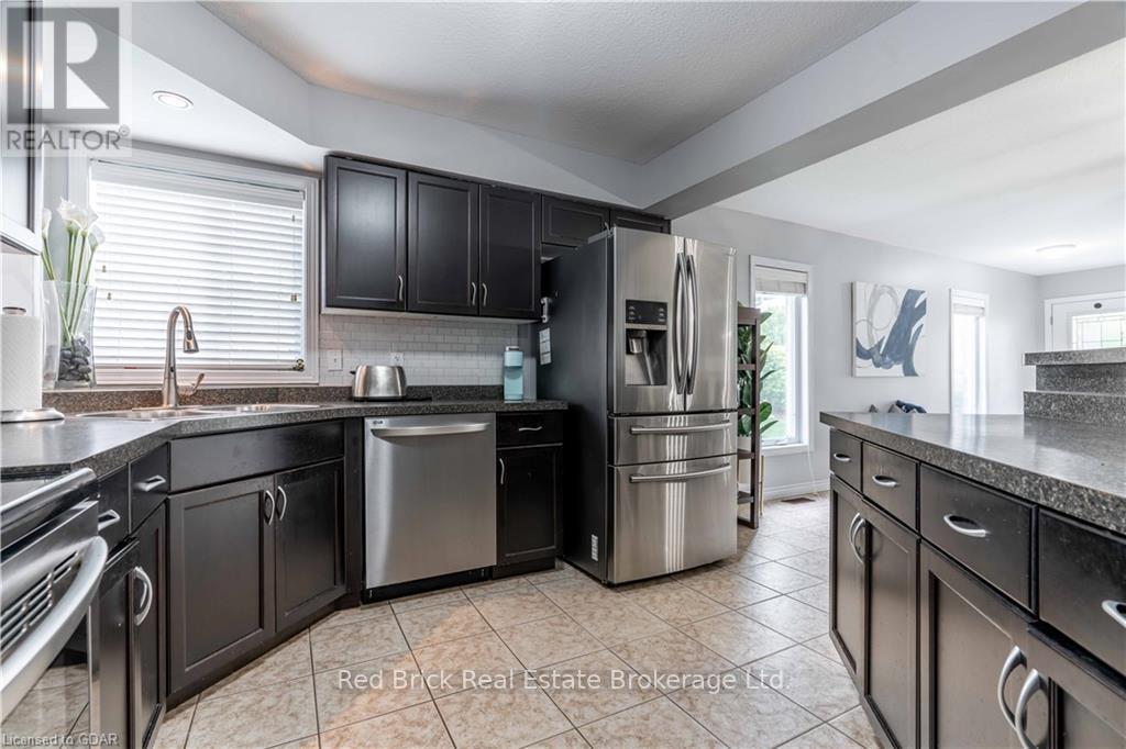 24 - 20 Shackleton Drive, Guelph (Grange Road), ON - Indoor Photo Showing Kitchen With Stainless Steel Kitchen