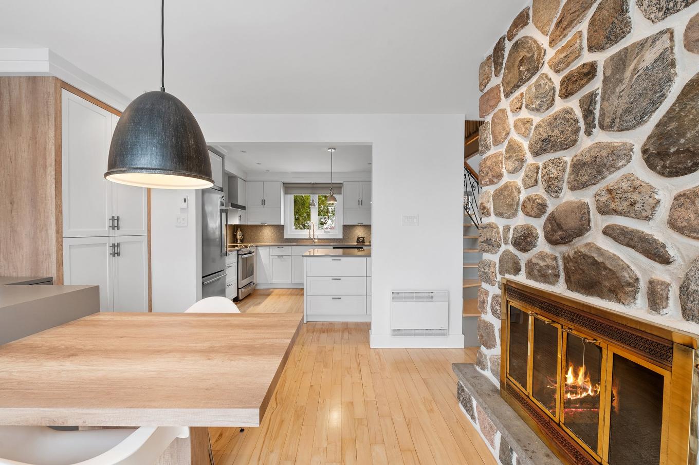 Hall d'entrée/Vestibule - 1470 1Re Avenue, Val-Morin, QC - Indoor With Fireplace