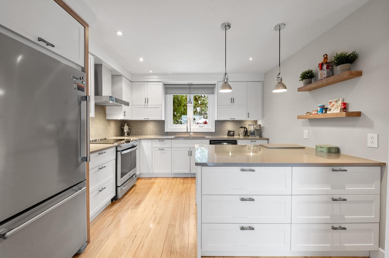 Cuisine - 1470 1Re Avenue, Val-Morin, QC - Indoor Photo Showing Kitchen With Upgraded Kitchen