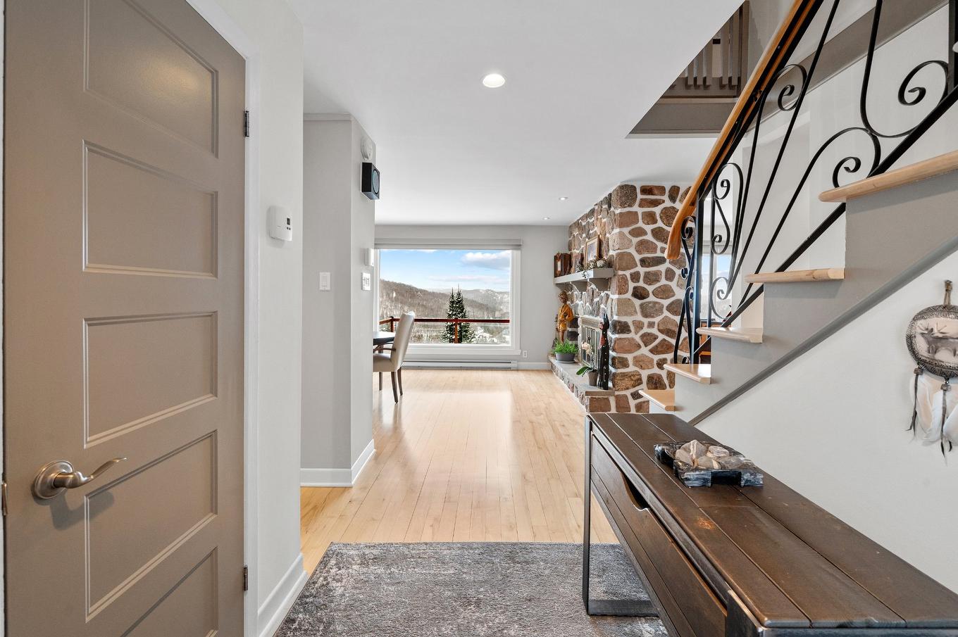 Hall d'entrée/Vestibule - 1470 1Re Avenue, Val-Morin, QC - Indoor Photo Showing Other Room