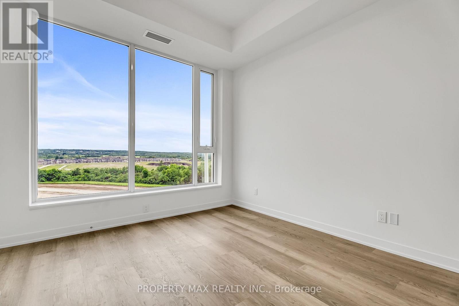 1428 - 2 David Eyer Road, Richmond Hill, ON - Indoor Photo Showing Other Room