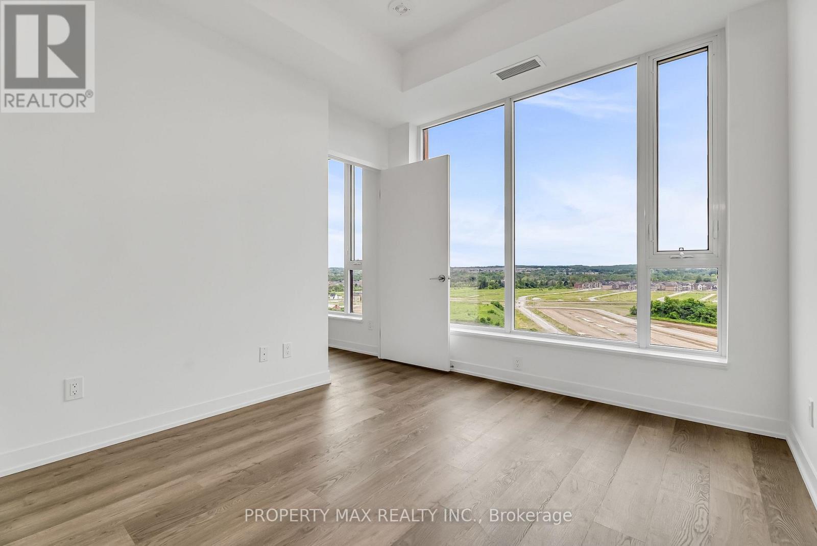 1428 - 2 David Eyer Road, Richmond Hill, ON - Indoor Photo Showing Other Room