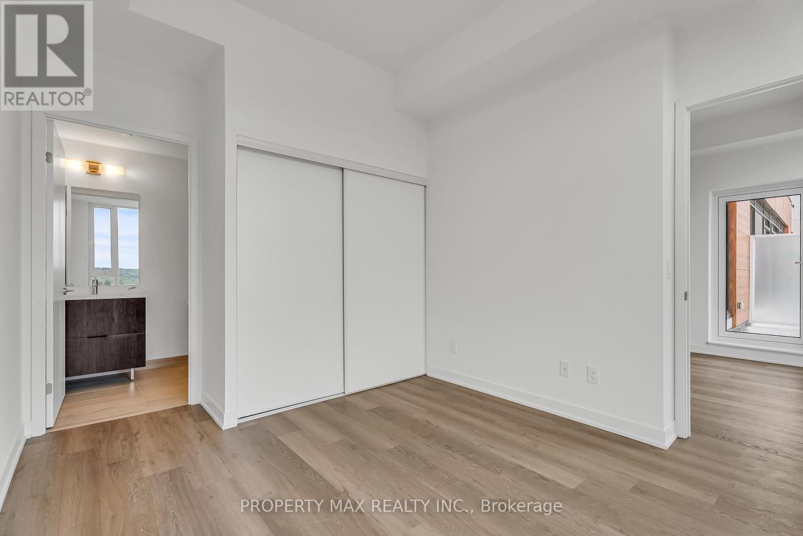 1428 - 2 David Eyer Road, Richmond Hill, ON - Indoor Photo Showing Other Room