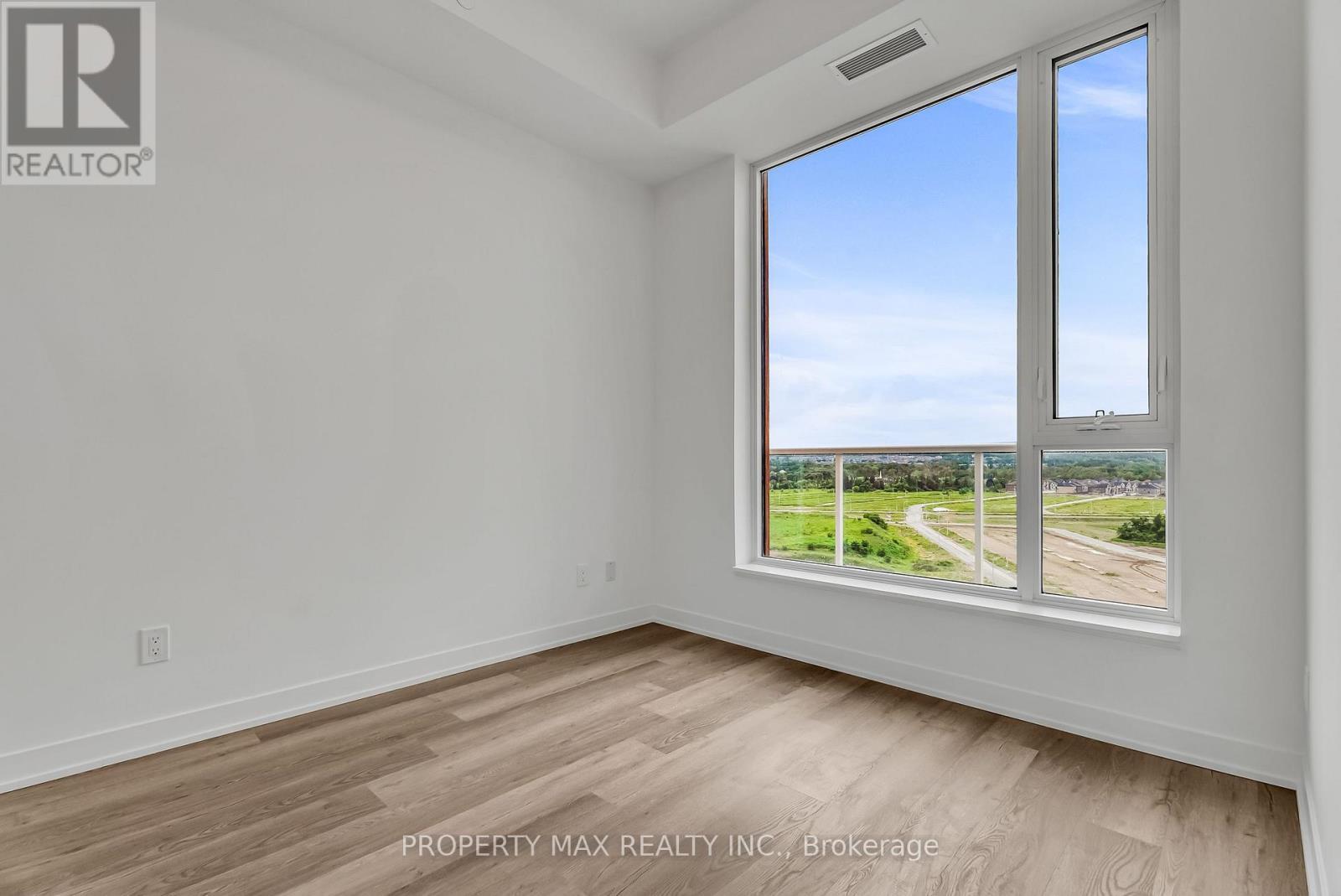 1428 - 2 David Eyer Road, Richmond Hill, ON - Indoor Photo Showing Other Room