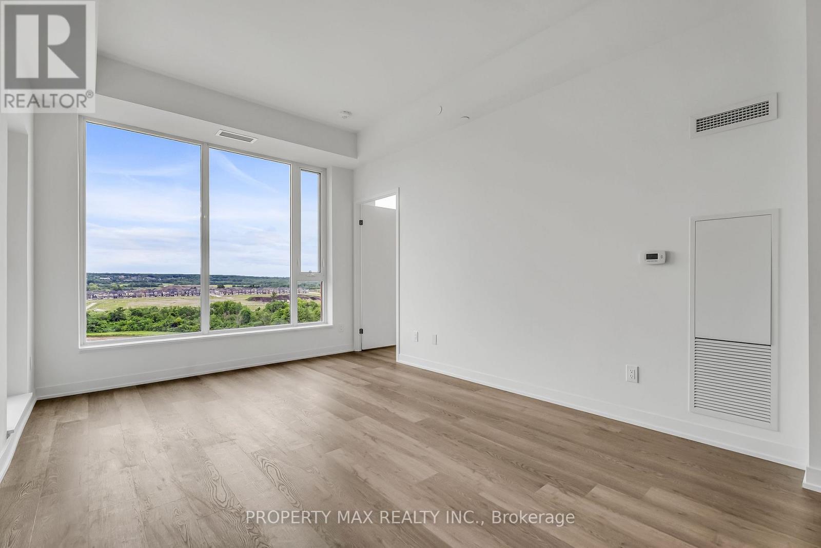 1428 - 2 David Eyer Road, Richmond Hill, ON - Indoor