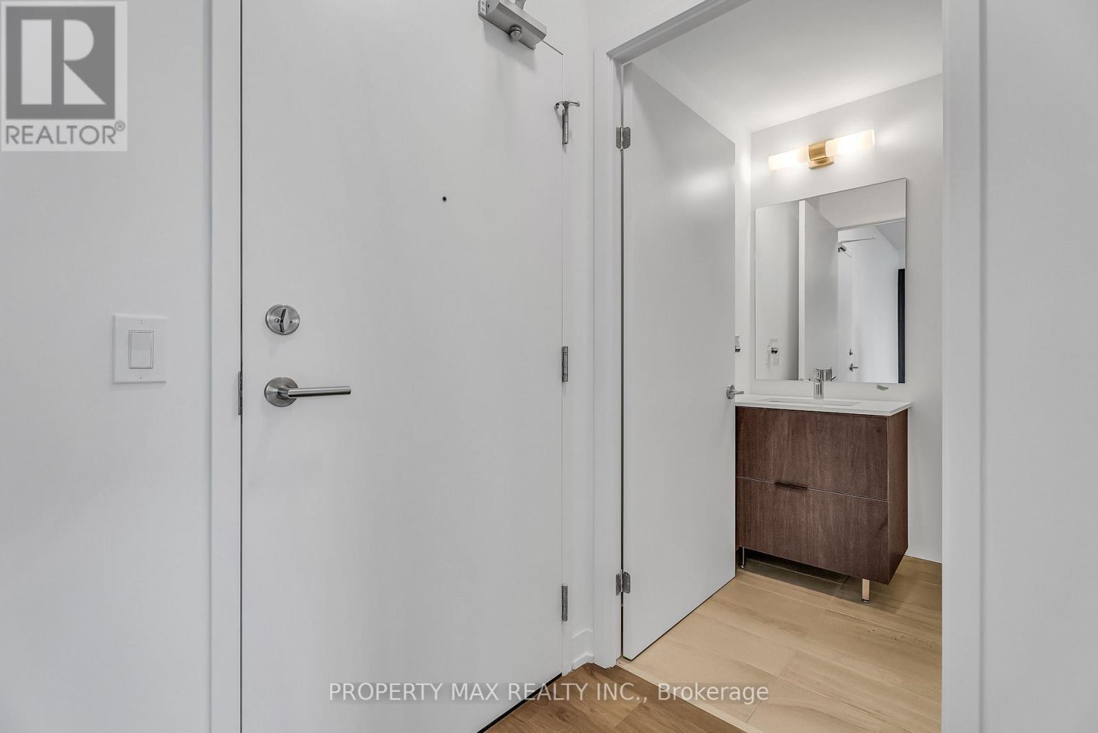 1428 - 2 David Eyer Road, Richmond Hill, ON - Indoor Photo Showing Other Room