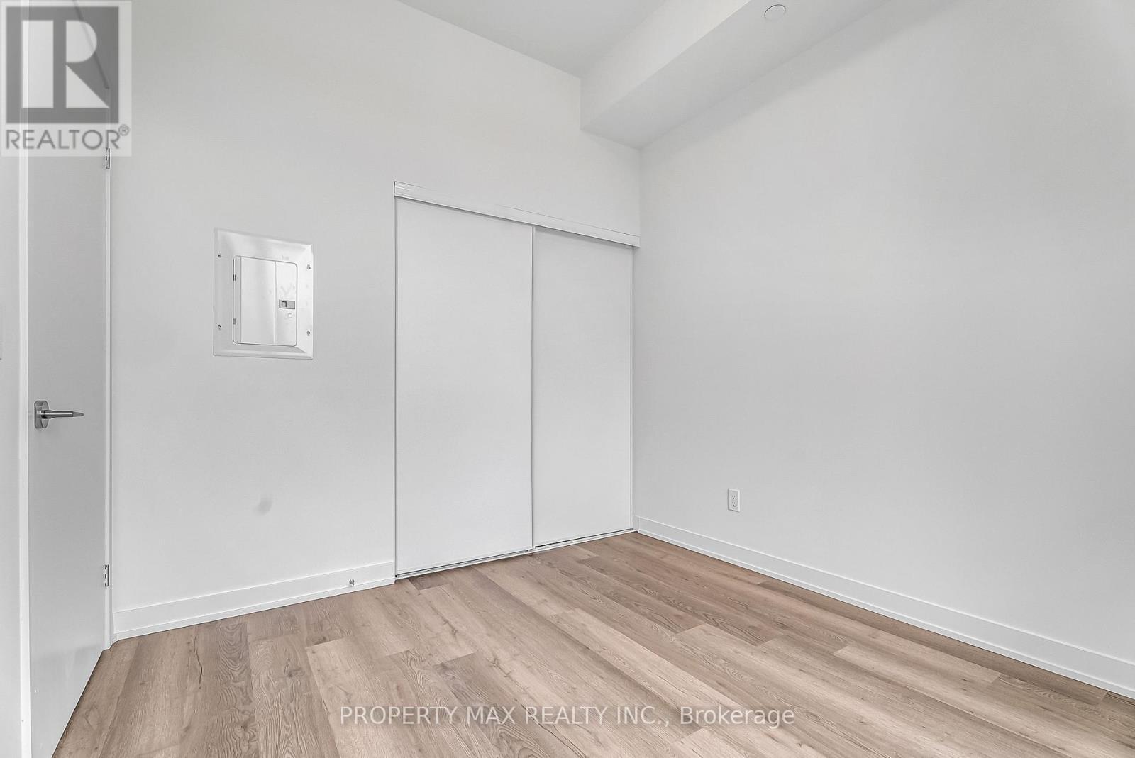 1428 - 2 David Eyer Road, Richmond Hill, ON - Indoor Photo Showing Other Room