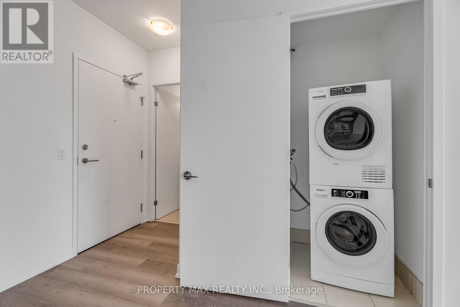 1428 - 2 David Eyer Road, Richmond Hill, ON - Indoor Photo Showing Laundry Room
