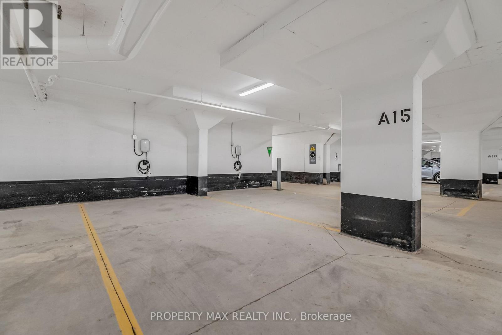 1428 - 2 David Eyer Road, Richmond Hill, ON - Indoor Photo Showing Garage