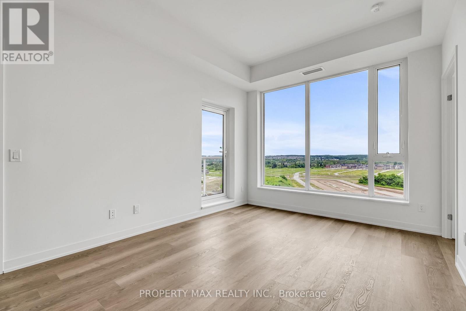 1428 - 2 David Eyer Road, Richmond Hill, ON - Indoor Photo Showing Other Room