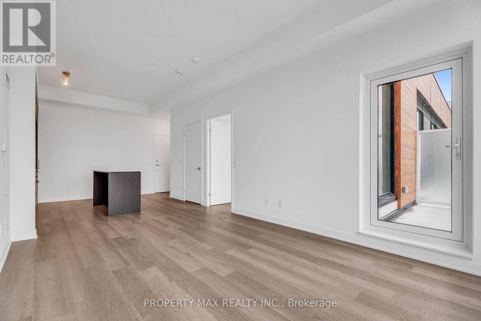 1428 - 2 David Eyer Road, Richmond Hill, ON - Indoor Photo Showing Other Room