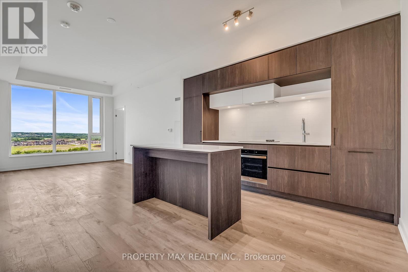 1428 - 2 David Eyer Road, Richmond Hill, ON - Indoor Photo Showing Kitchen