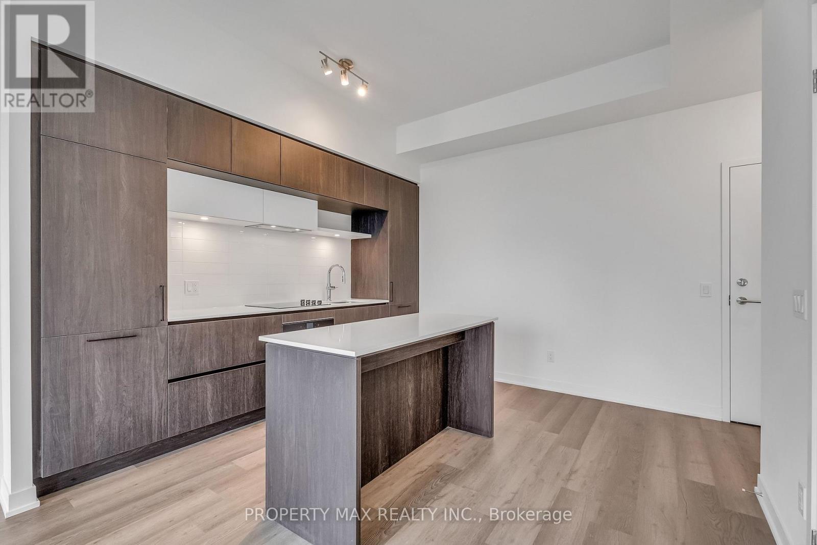 1428 - 2 David Eyer Road, Richmond Hill, ON - Indoor