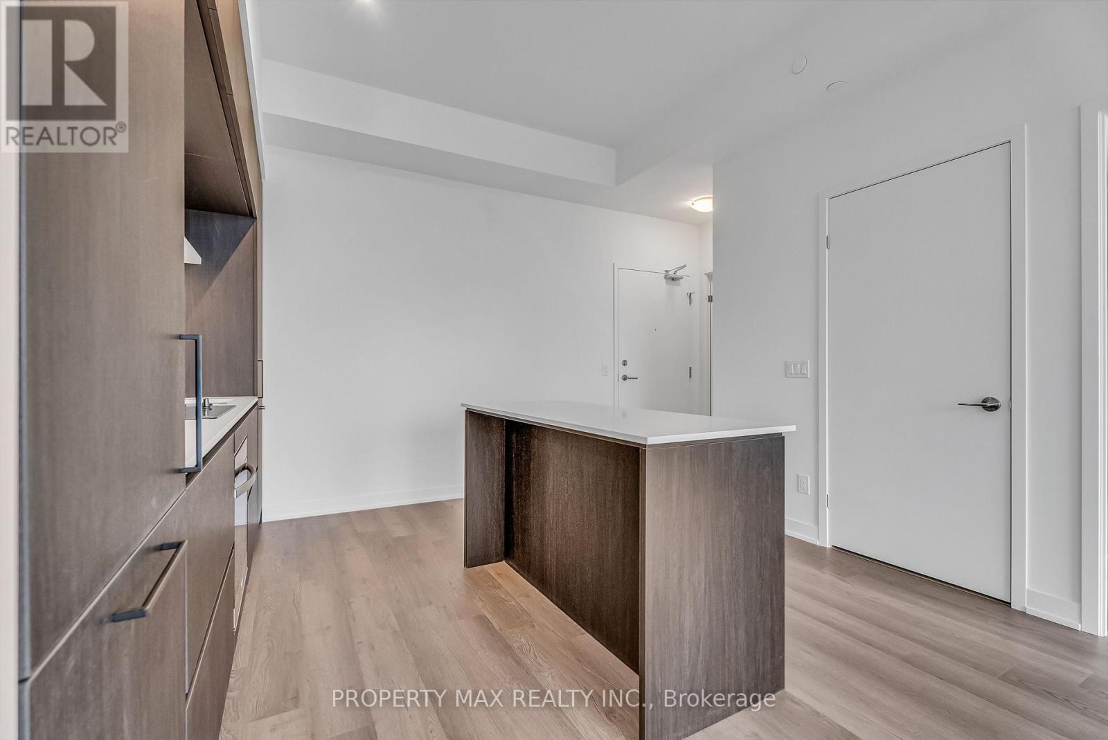 1428 - 2 David Eyer Road, Richmond Hill, ON - Indoor