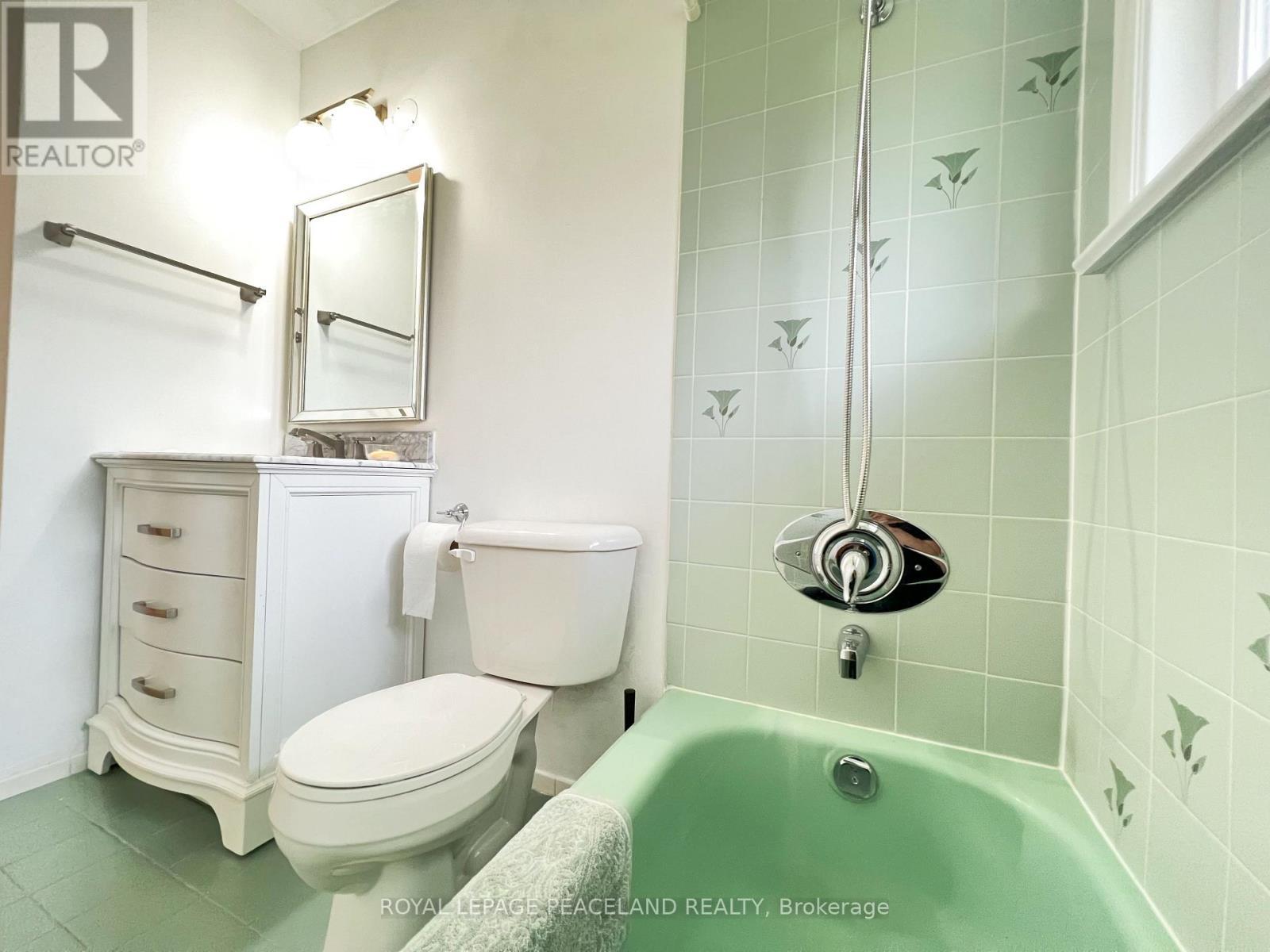 403 Denlow Avenue, Hamilton, ON - Indoor Photo Showing Bathroom