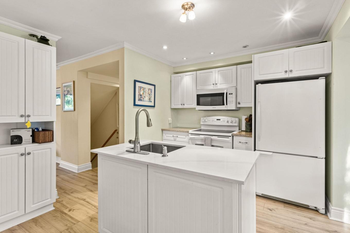 Cuisine - 590 Ch. Du Bord-Du-Lac-Lakeshore, Dorval, QC - Indoor Photo Showing Kitchen