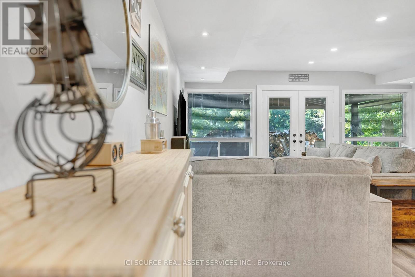 3526 Monck Road, Kawartha Lakes, ON - Indoor Photo Showing Living Room