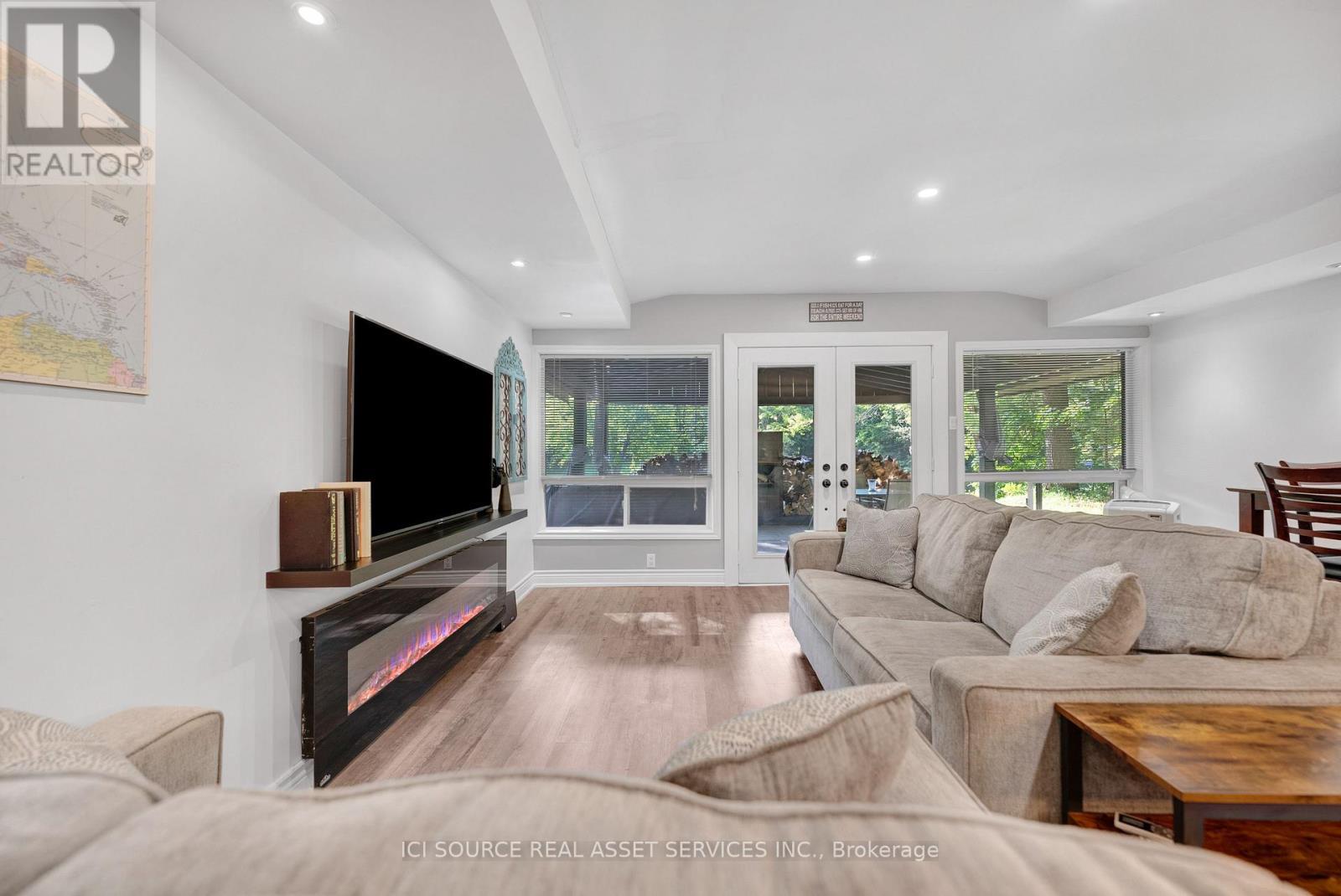 3526 Monck Road, Kawartha Lakes, ON - Indoor Photo Showing Living Room
