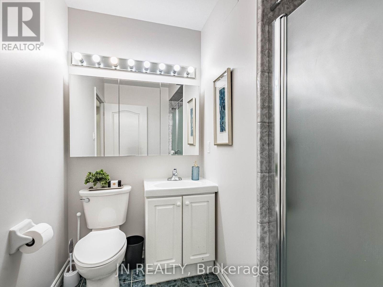 109 - 10 Dayspring Circle, Brampton, ON - Indoor Photo Showing Bathroom