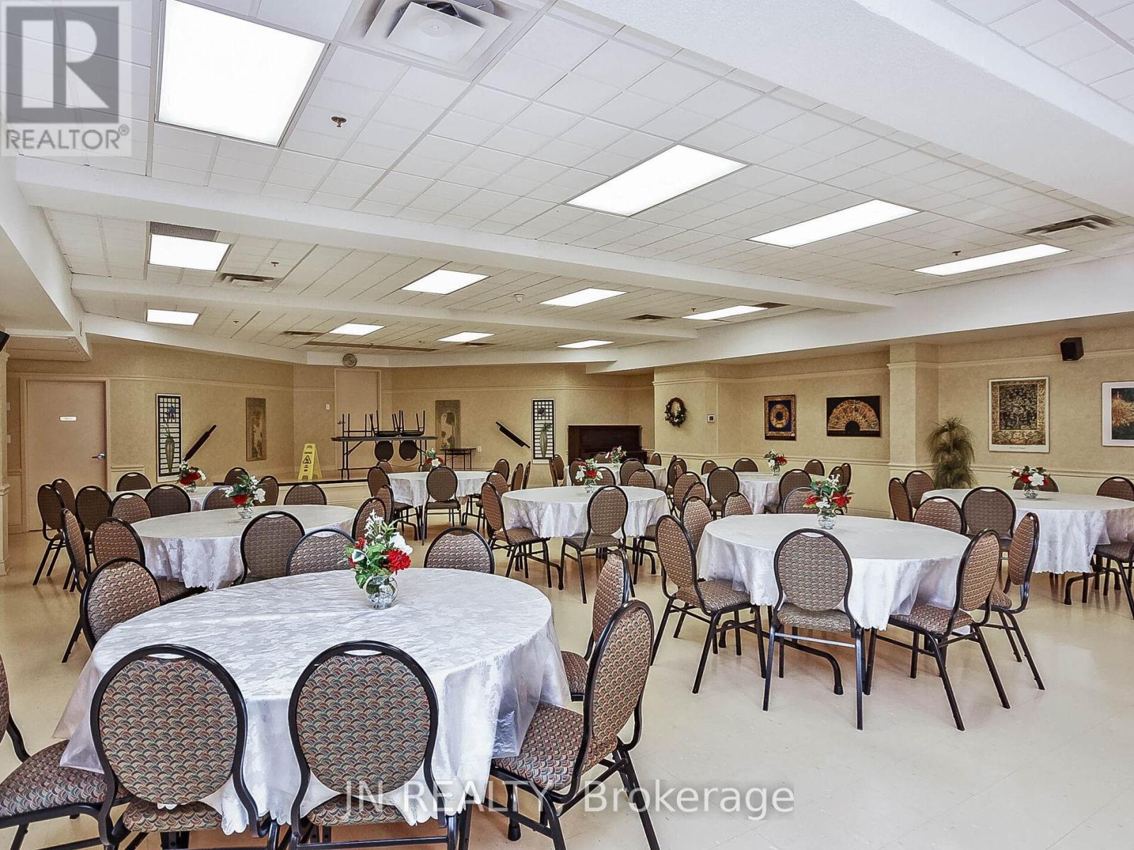 109 - 10 Dayspring Circle, Brampton, ON - Indoor Photo Showing Dining Room