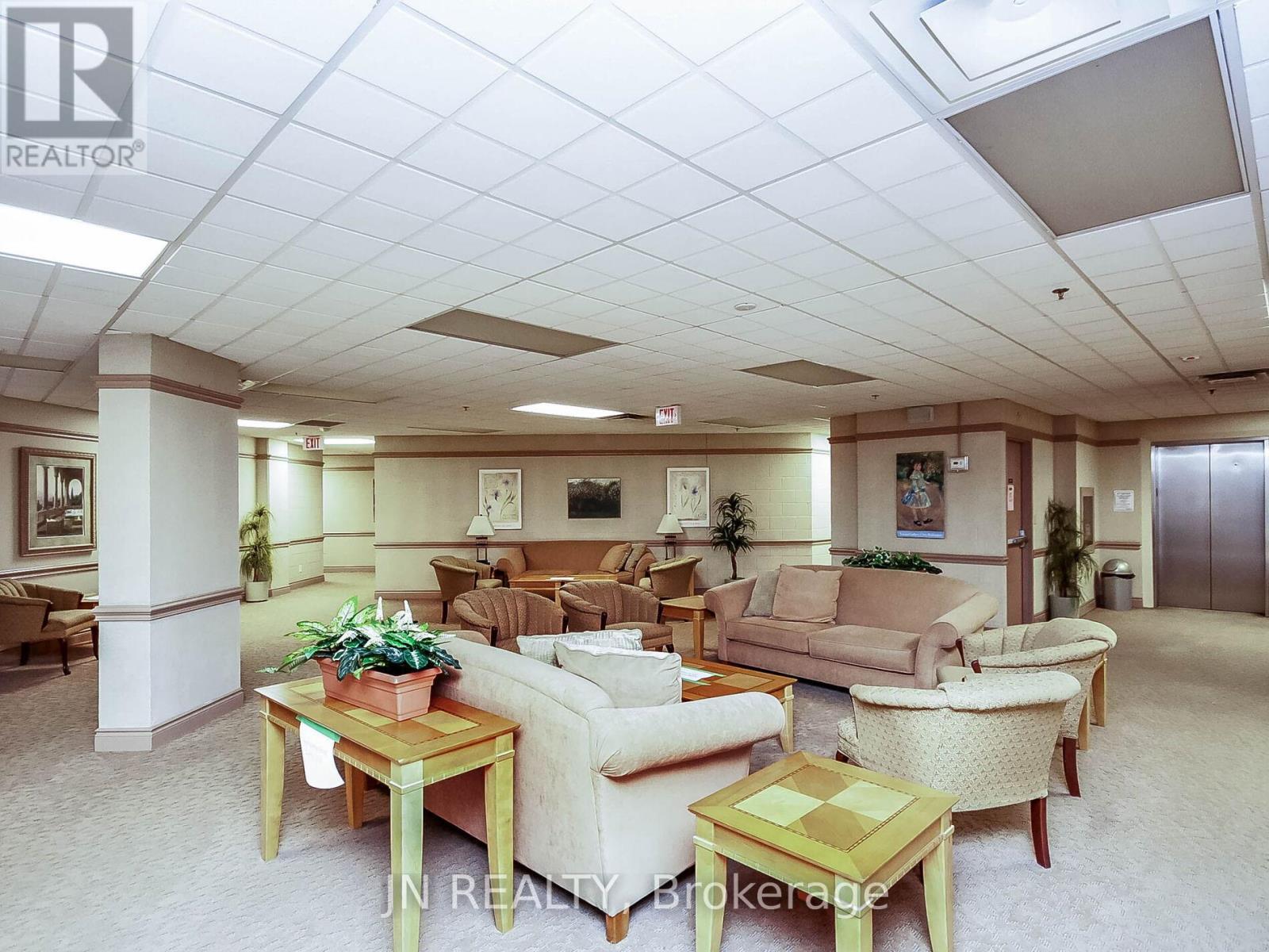 109 - 10 Dayspring Circle, Brampton, ON - Indoor Photo Showing Living Room