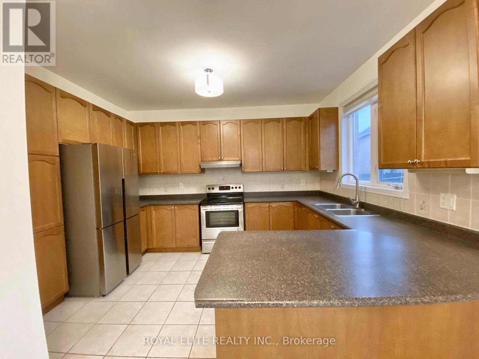 26 Starhill Crescent, Markham, ON - Indoor Photo Showing Kitchen With Double Sink